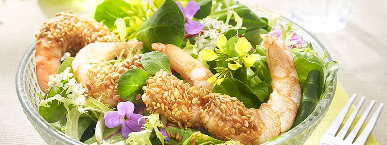 Sesam-Garnelen auf Salat