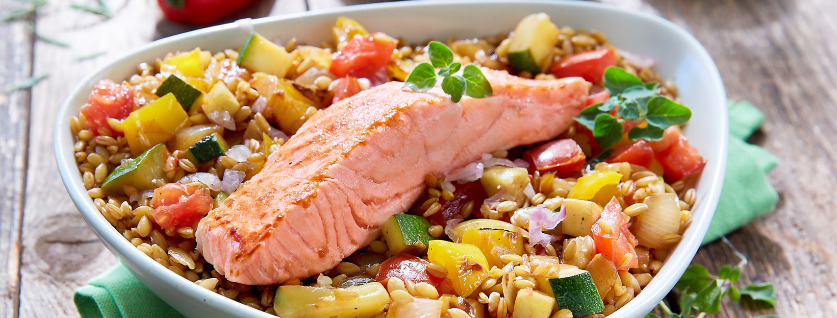 Lachs-Filets auf Dinkel-Gemüse