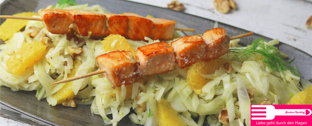 Lachsspieße auf Orangen Fenchel Salat