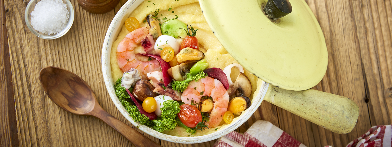 Curry-Kokosnuss Polenta mit Meeresfrüchten und kleinem Gemüse