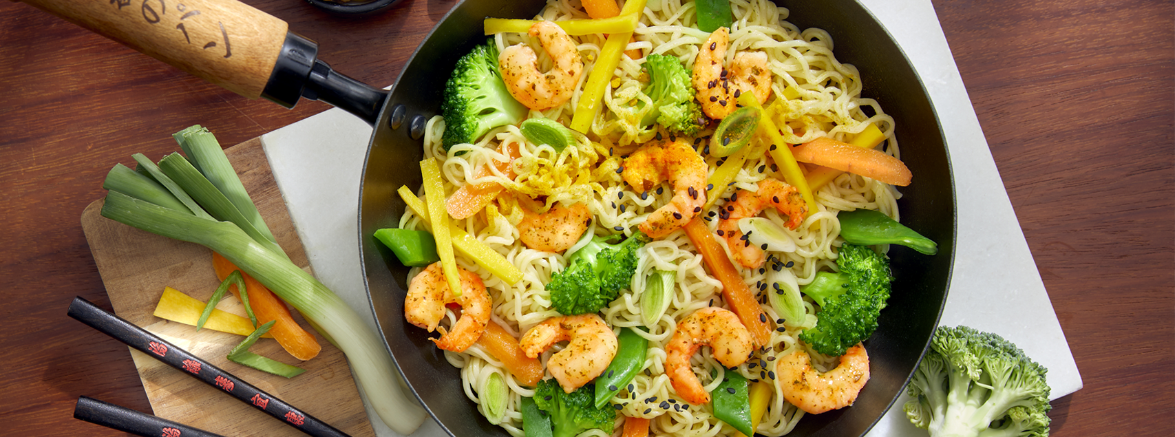 Chinesische Nudeln mit King Prawns Provençal