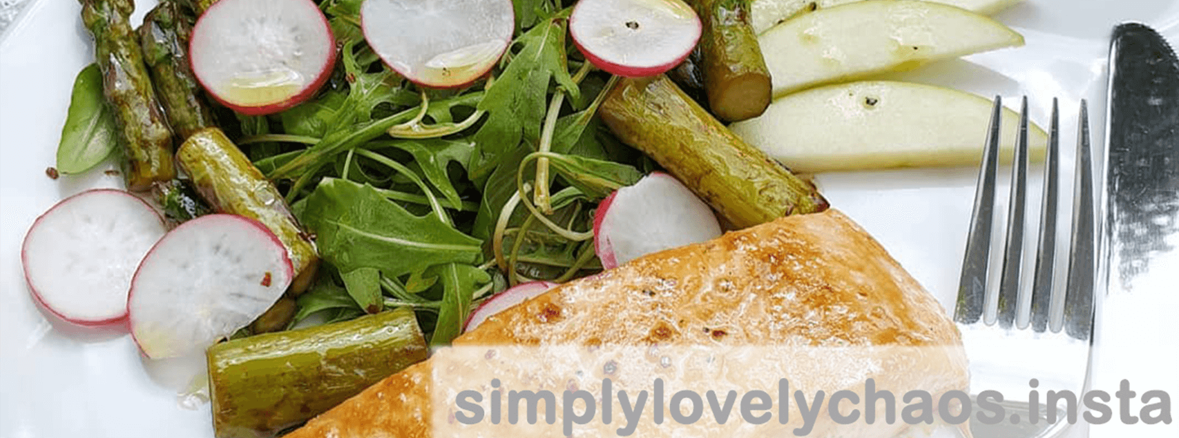 Marinierte Lachs Filets mit grünem Spargel auf Rucola Salat
