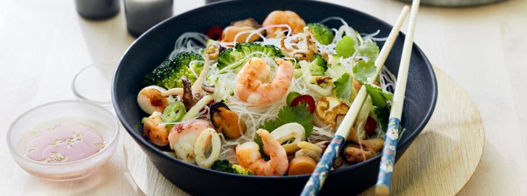 Meeresfrüchtesalat mit Gemüse und Reisnudeln