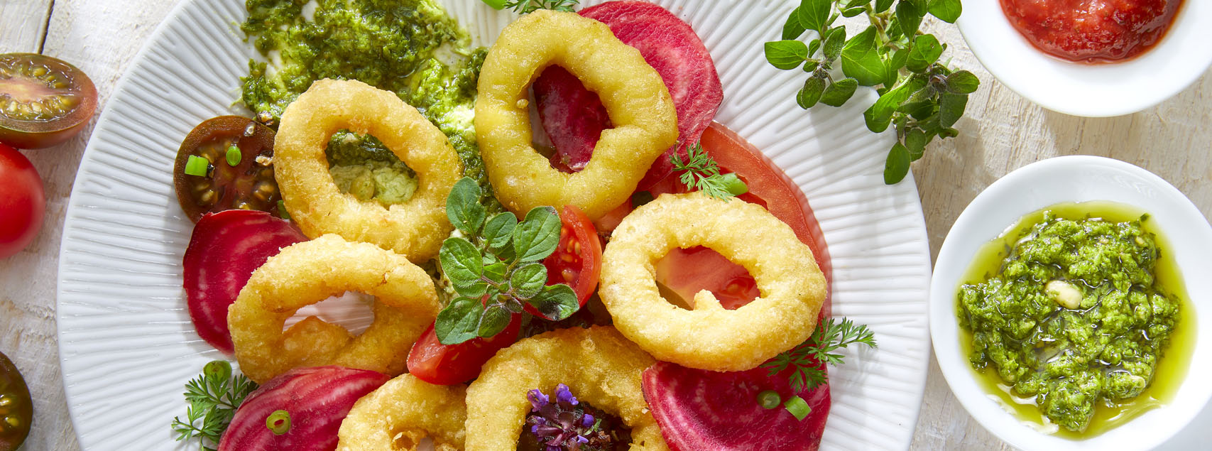 Calamar Romana-Teller mit hausgemachtem Pesto