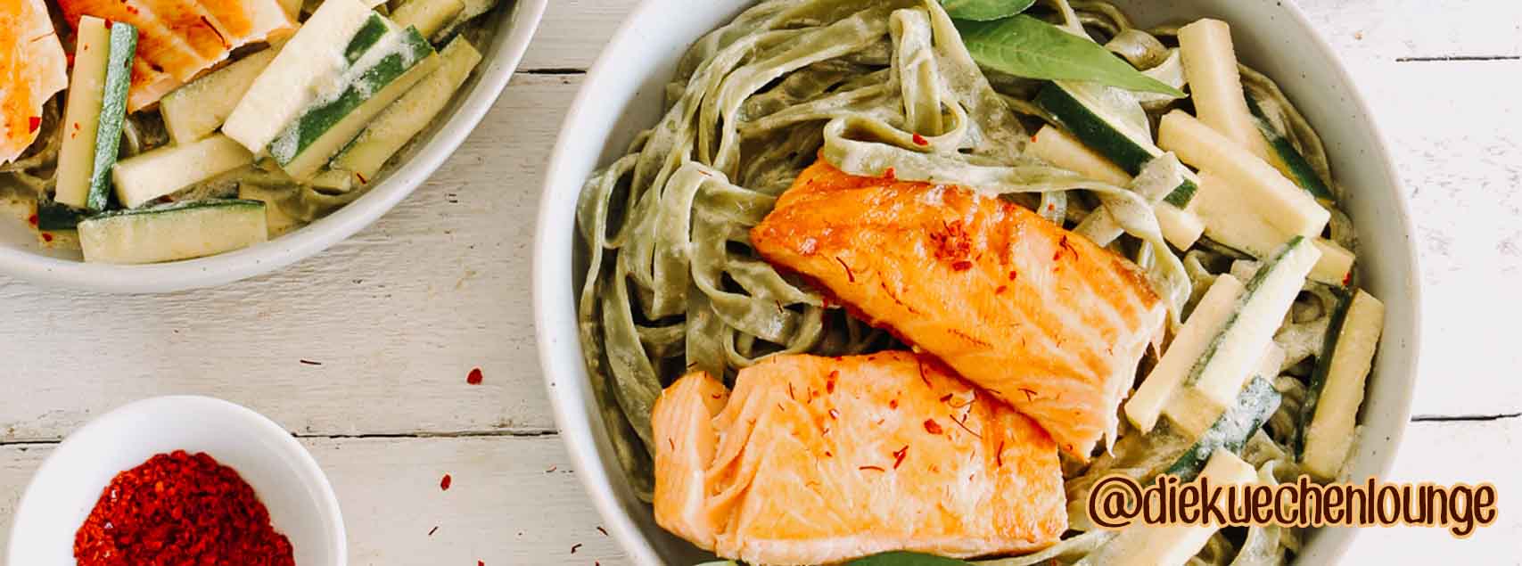 Kross gebratener Lachs mit Tagliatelle in einer cremigen Orangensauce
