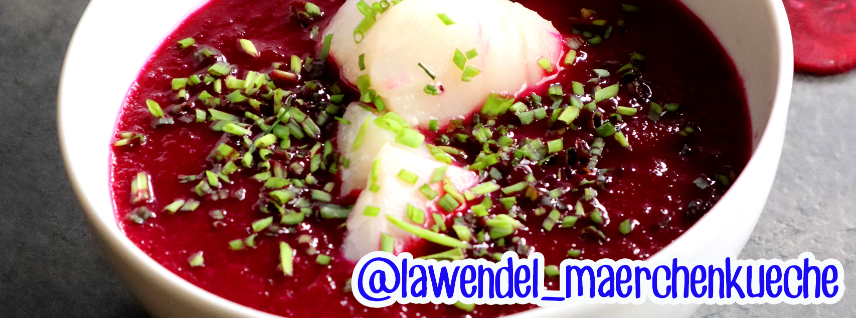 Rote Bete – Apfelsuppe mit pochiertem Kabeljau