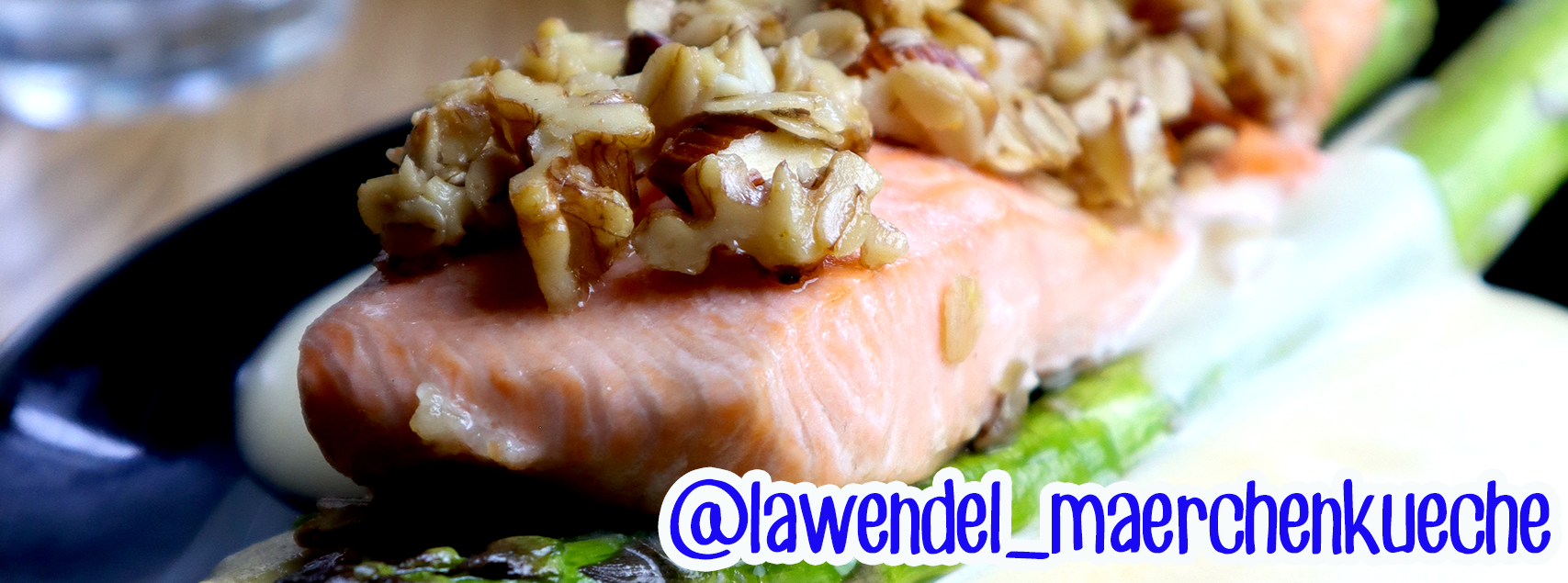Lachs mit Granolakruste, buntem Ofen-Spargel und Honeydaise