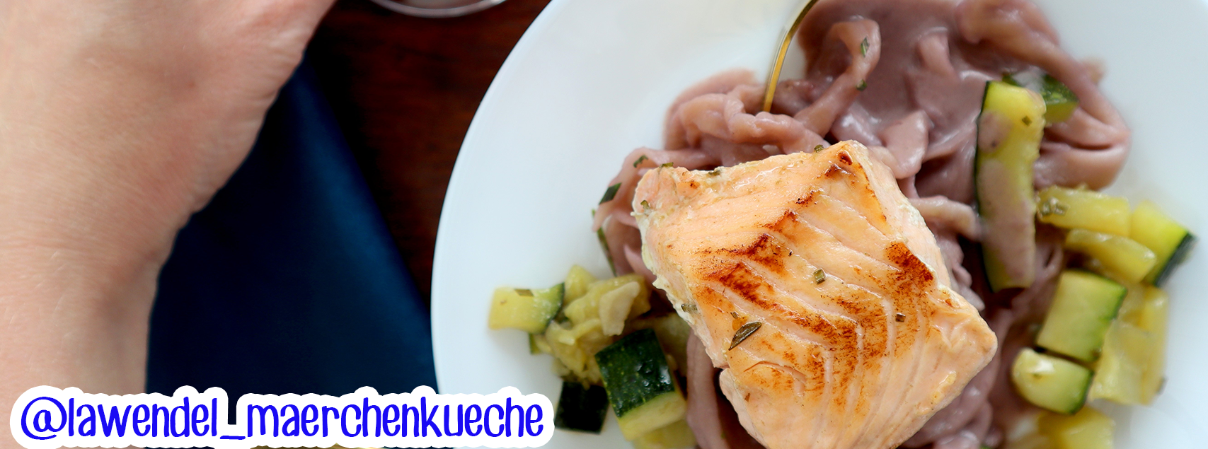 Gebratenes Lachsfilet mit Rotwein