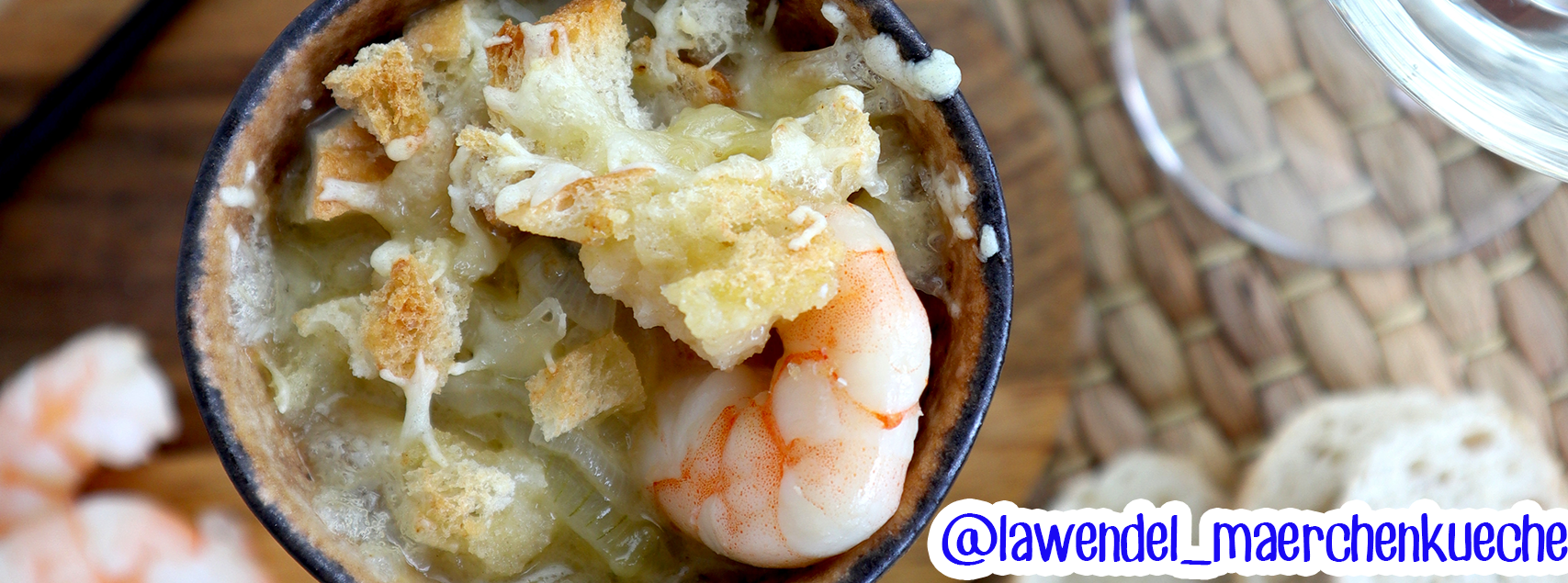 Zwiebelsuppe mit gebratenen Garnelen