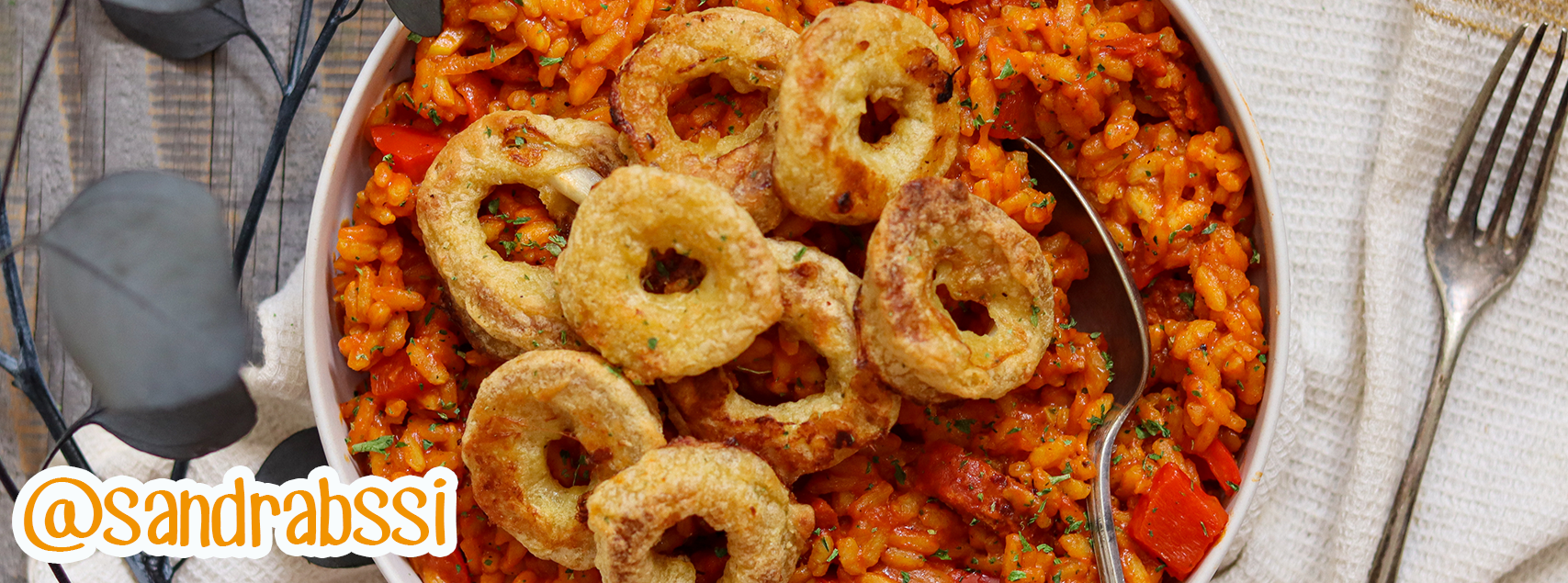 Gebratene Calamar und Reis nach Paella-Art