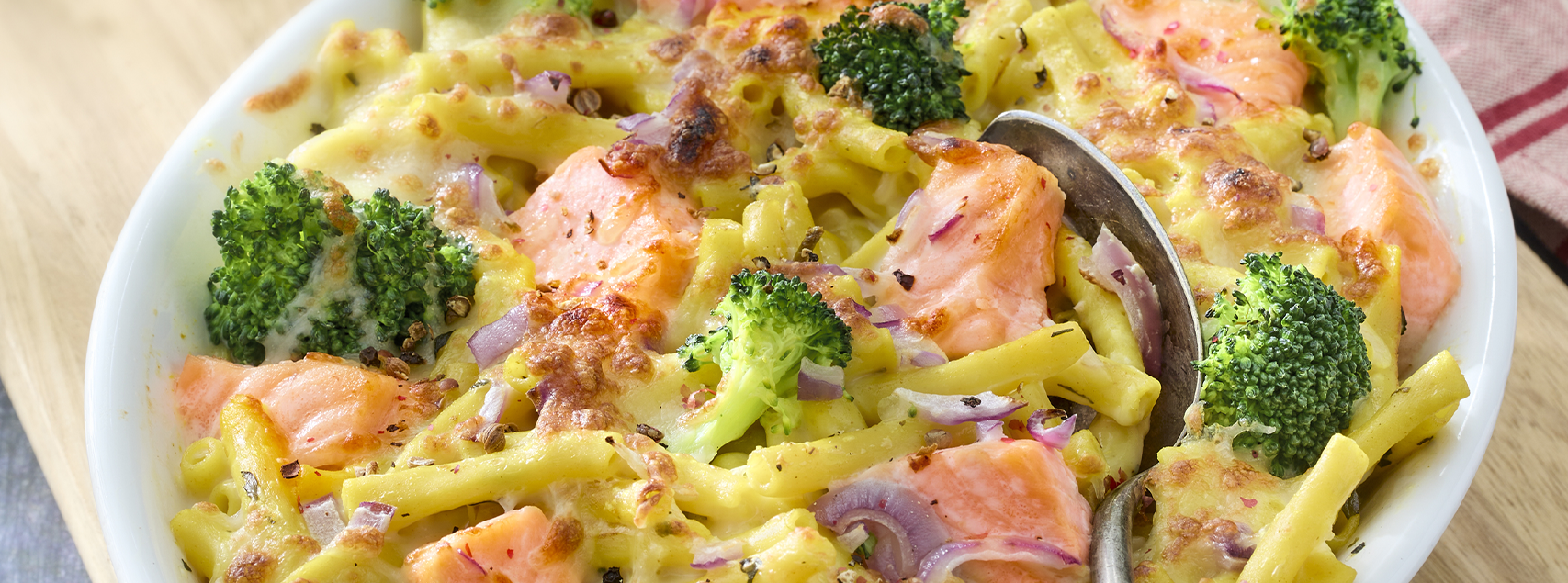Makkaroni-Gratin mit Lachs, Brokkoli und Mozzarella – Escal Seafood