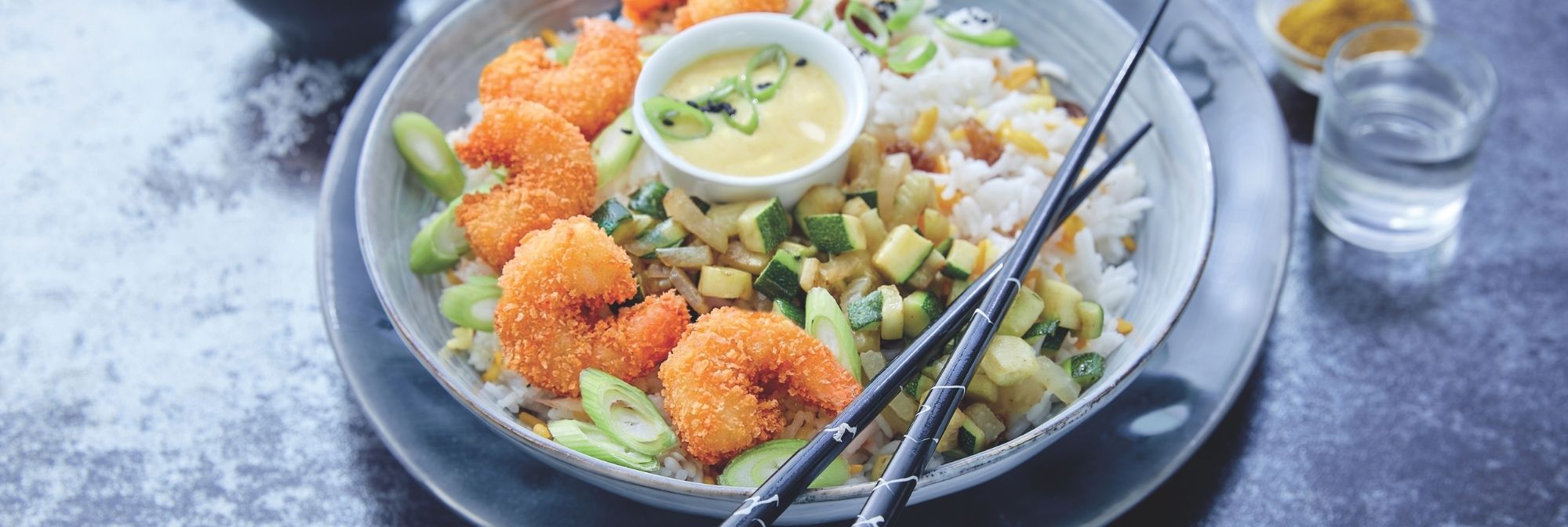 Bowl mit Gambas Tapas, Reis und knackigem Gemüse